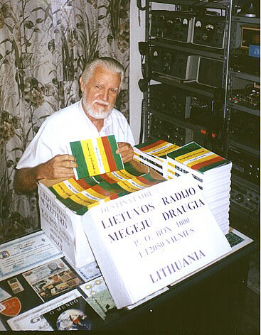 Autor Mario com sua doação de livros para a Lituania.
